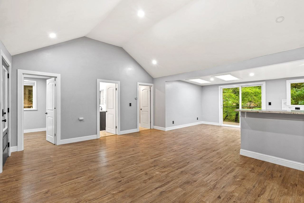 560 River Rd - Photo 3 of 35