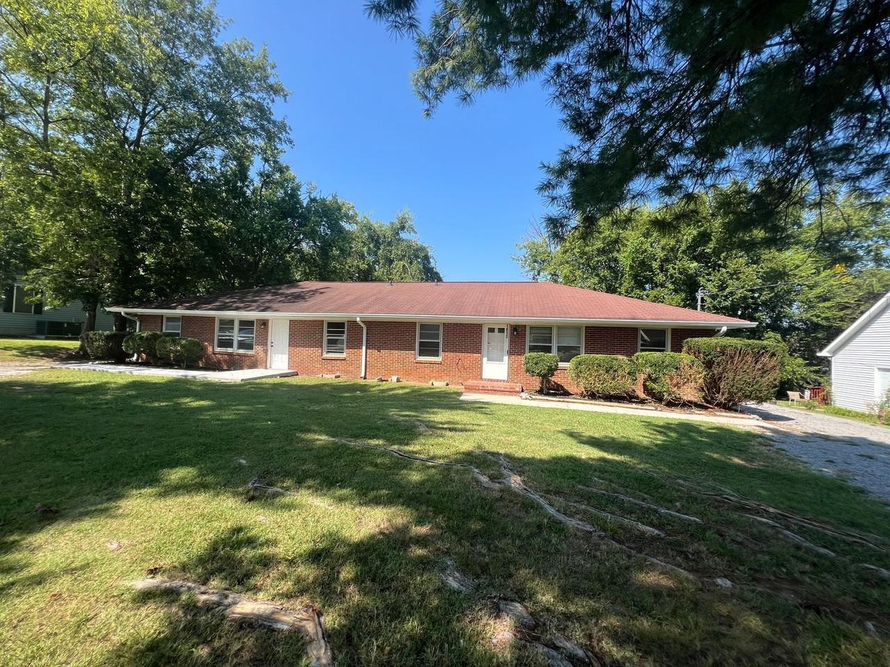 1813 Battleground Dr - Photo 2 of 16