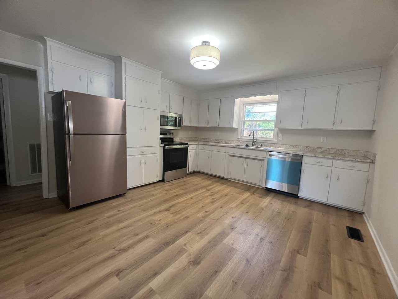 1813 Battleground Dr - Photo 5 of 16