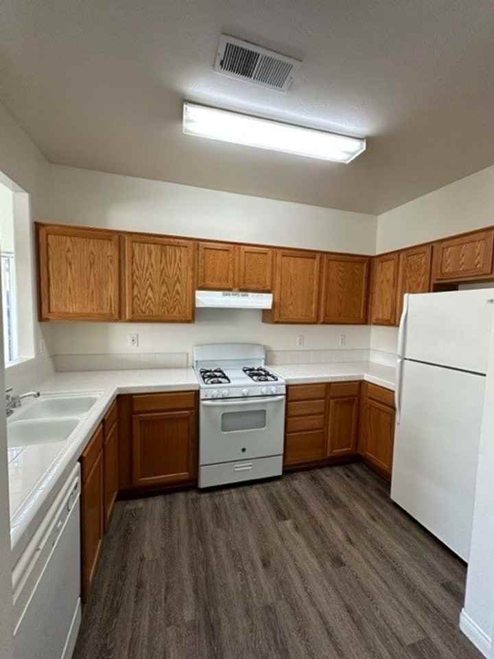 536 Yellow Meadow Court Bakersfield, CA 93308 - Photo 4 of 13