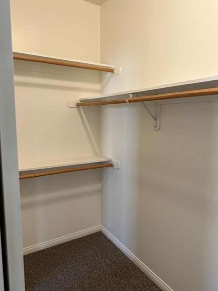 536 Yellow Meadow Court Bakersfield, CA 93308 - Photo 7 of 13