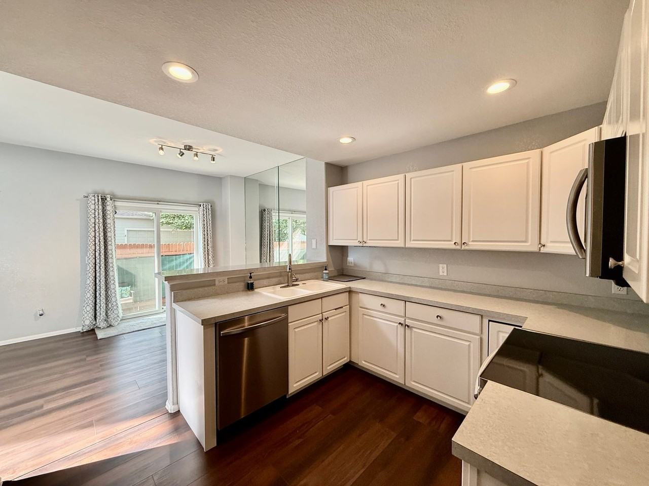 1053 Samuel Pt - Photo 7 of 21