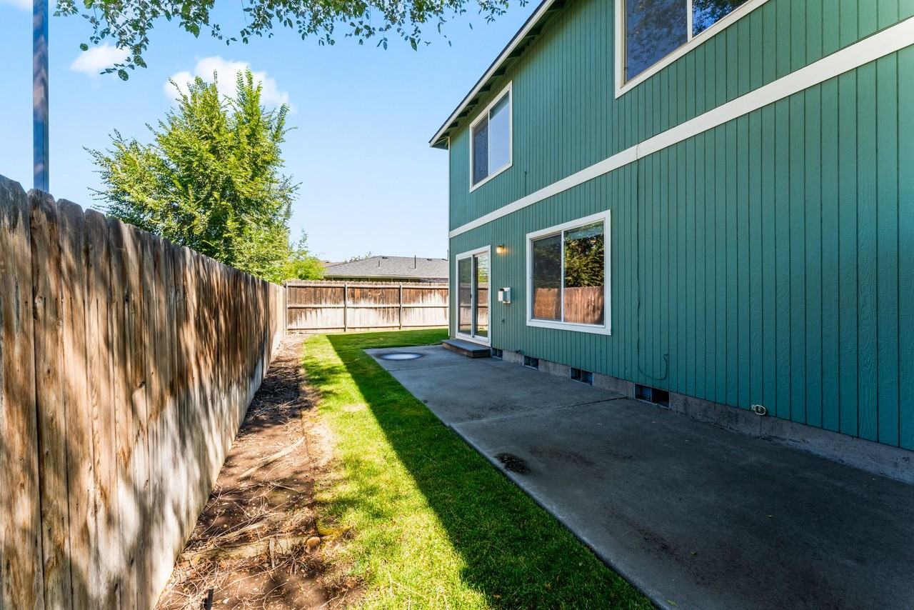 1560 Southwest Reindeer Avenue - Photo 2 of 15