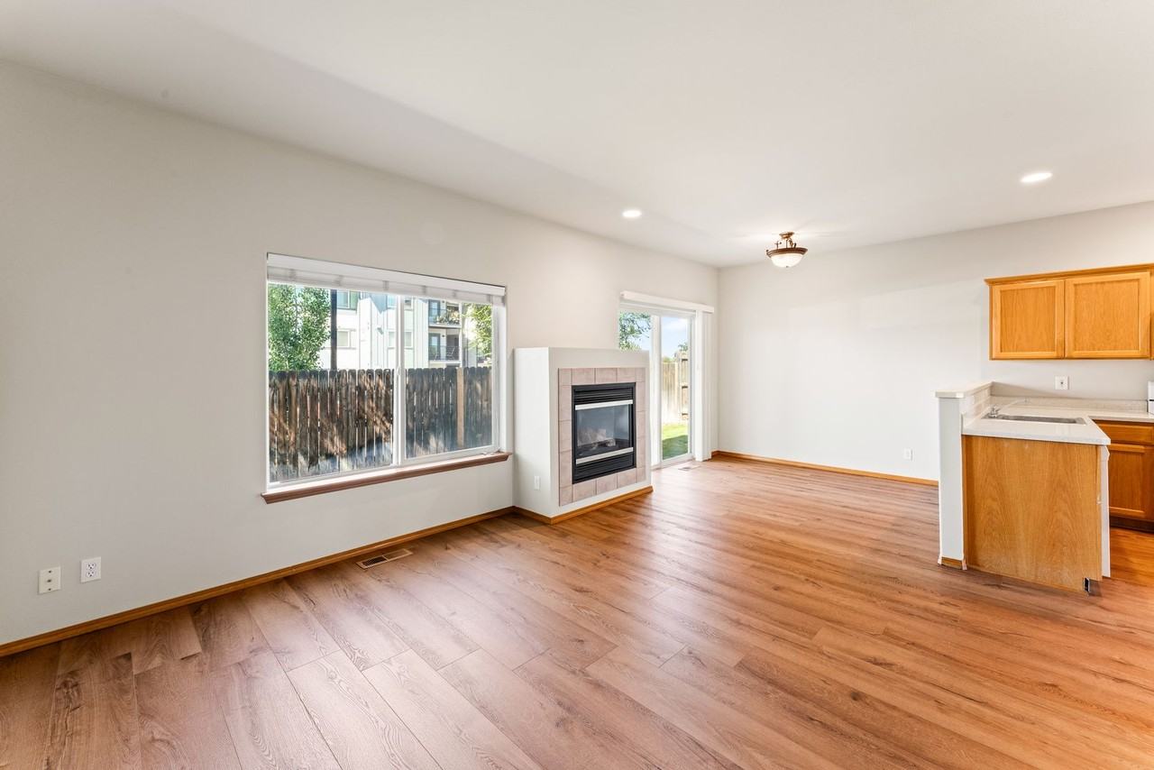 1560 Southwest Reindeer Avenue - Photo 3 of 15