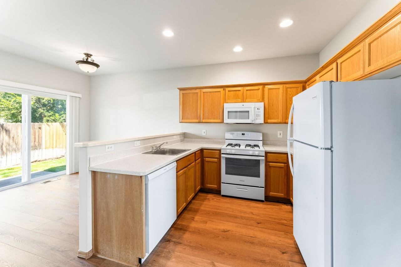 1560 Sw Reindeer Ave - Photo 4 of 15