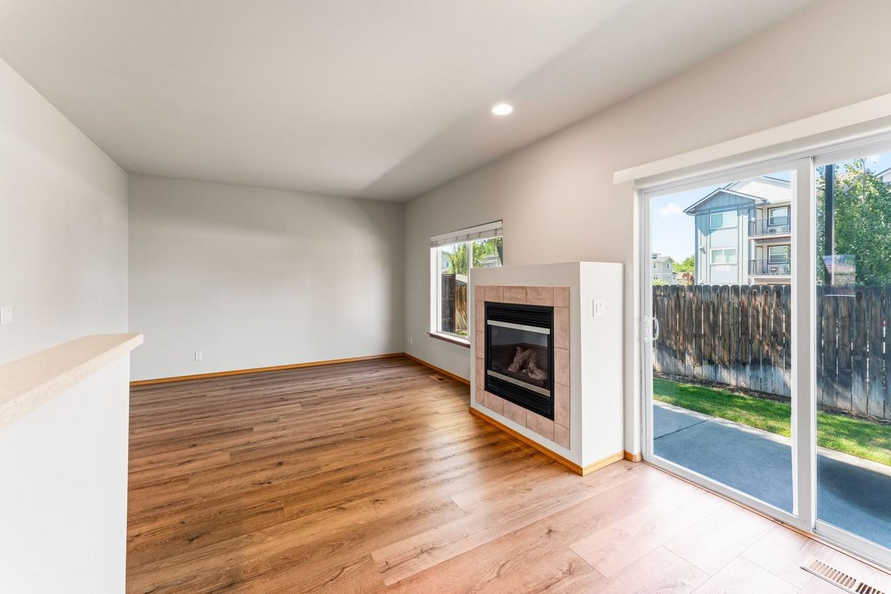 1560 Sw Reindeer Ave - Photo 5 of 15