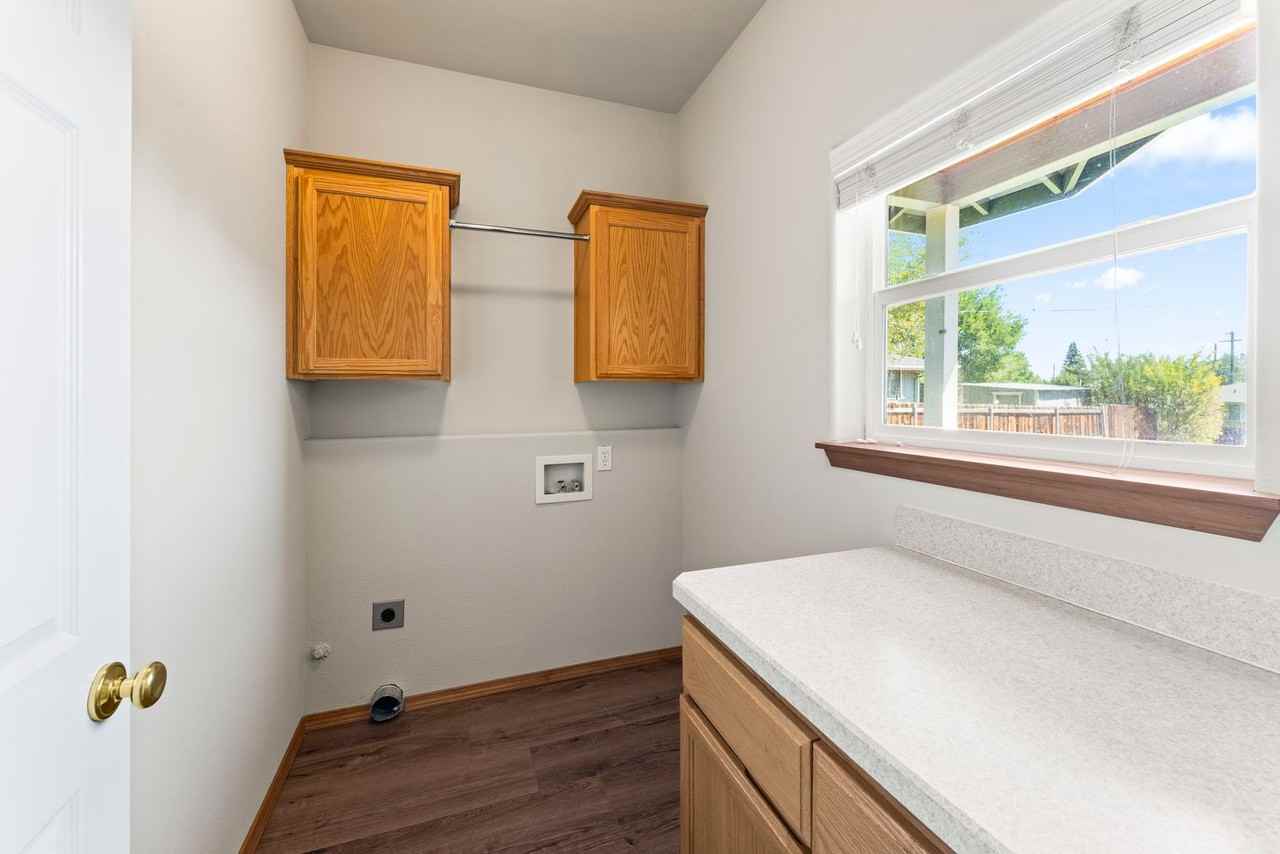 1560 Sw Reindeer Ave - Photo 6 of 15
