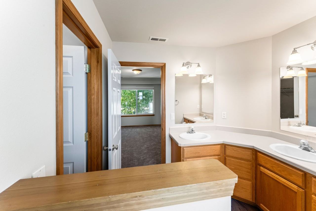 1560 Sw Reindeer Ave - Photo 7 of 15