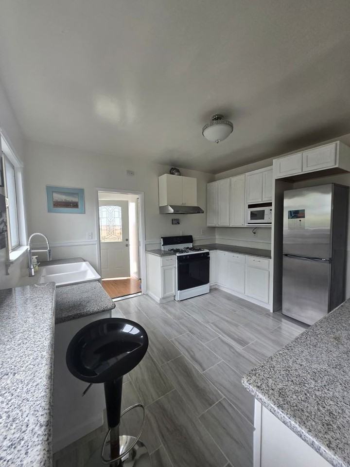 1302 E 19th St - Photo 3 of 10