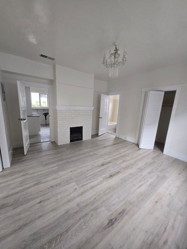 1302 E 19th St - Photo 6 of 10