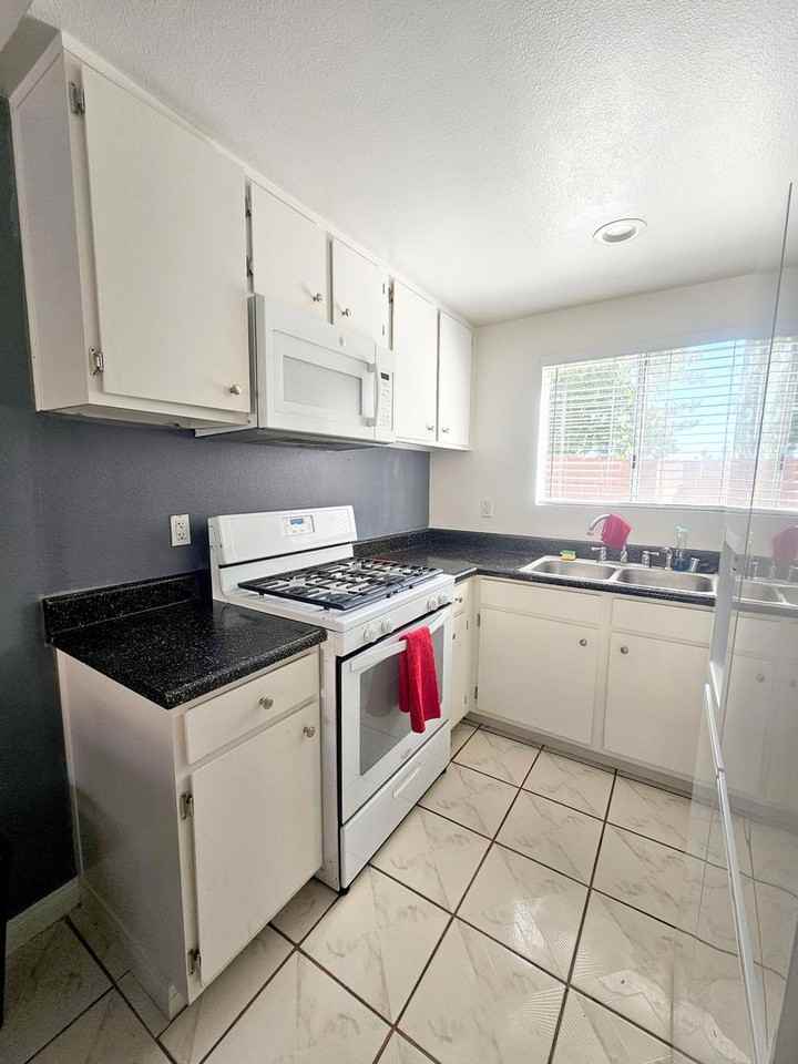 5140 North River Road #B - Photo 4 of 14