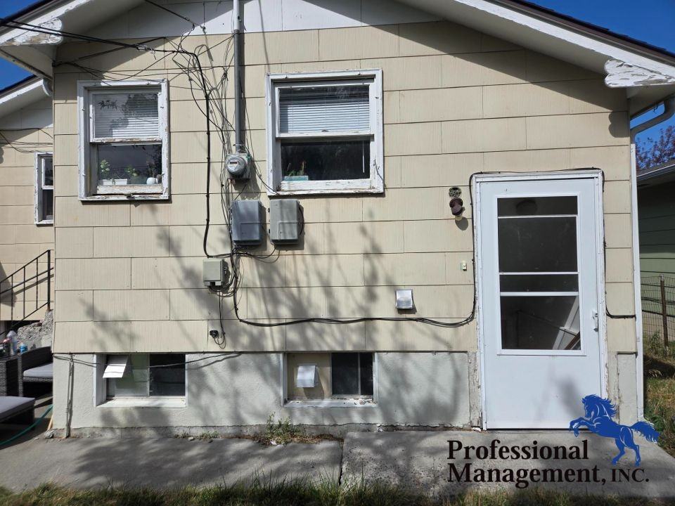 1106 1/2 Alderson Ave - Photo 2 of 10