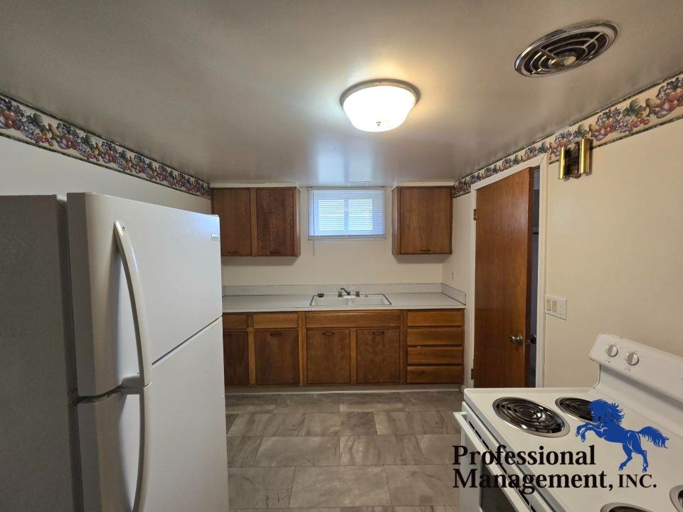 1106 1/2 Alderson Ave - Photo 3 of 10