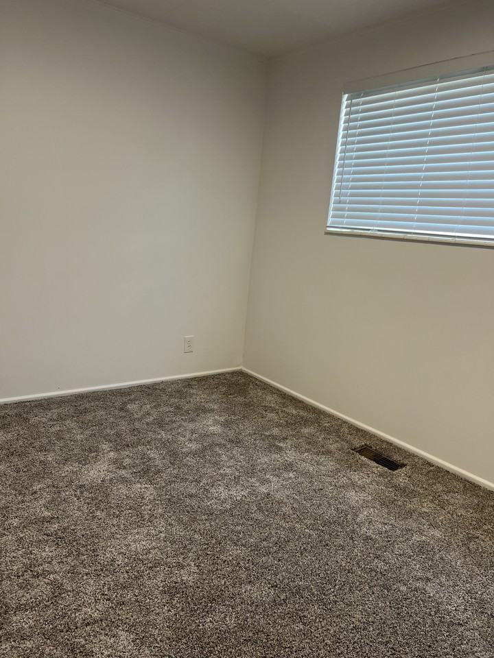 109 Northwest #C - Photo 6 of 32