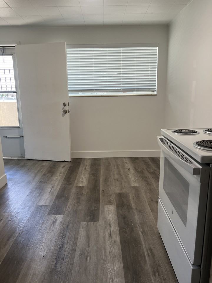 109 Northwest #C - Photo 3 of 32