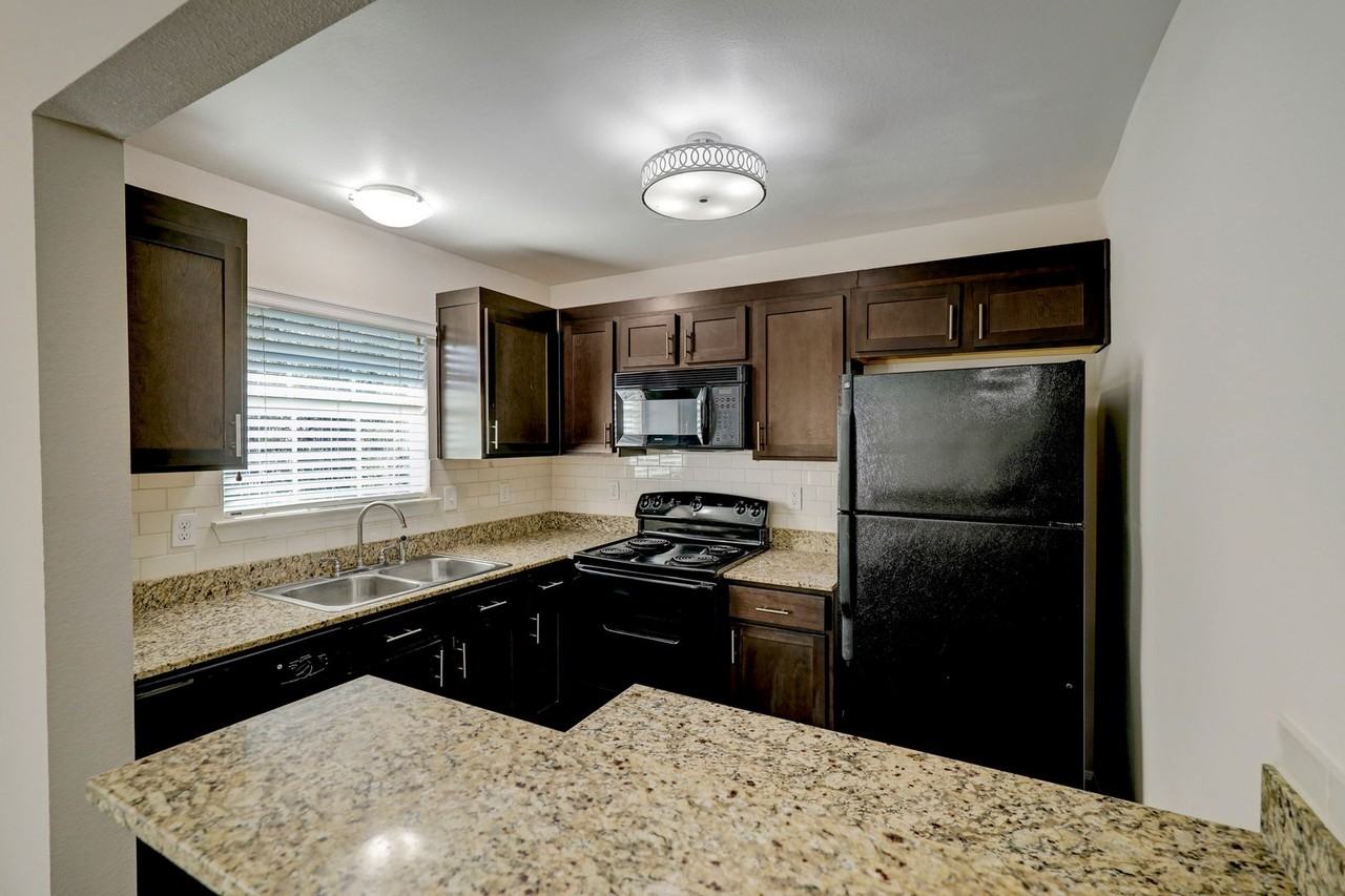 214 W. 17th - Photo 2 of 17