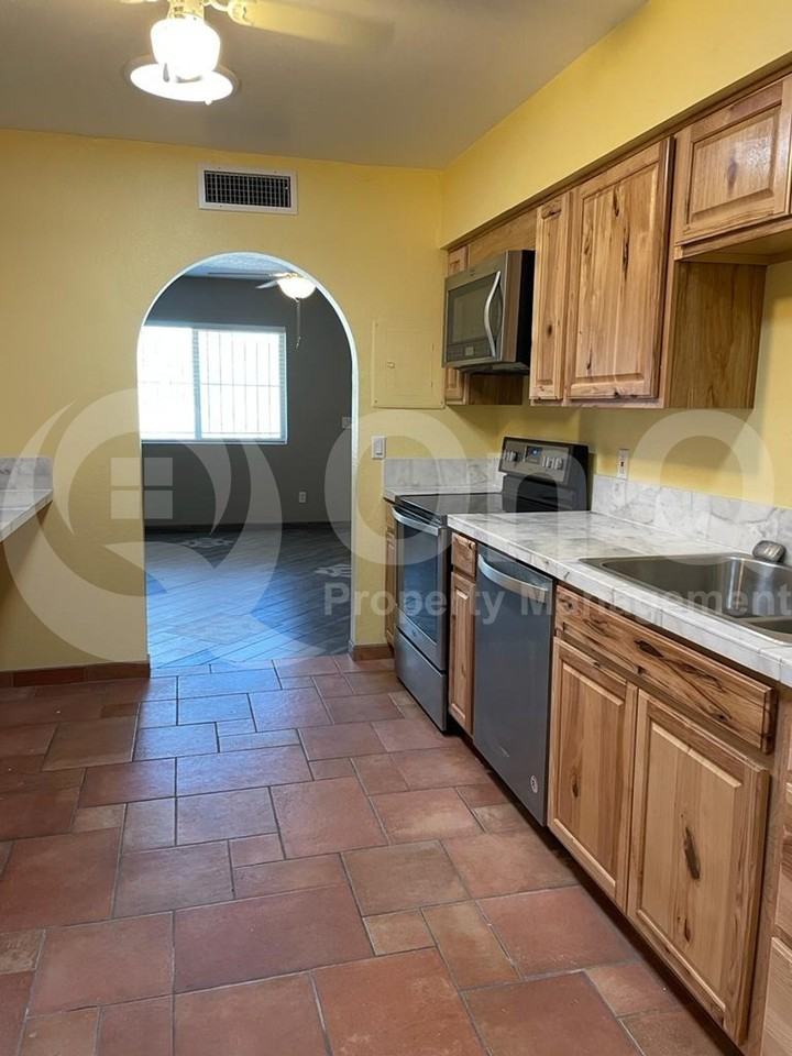 2831 N Fontana Ave - Photo 3 of 13