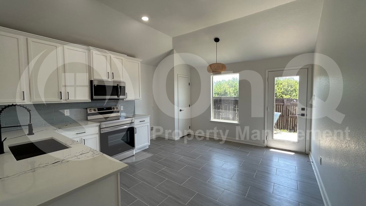 1028 Aviary Drive - Photo 3 of 31