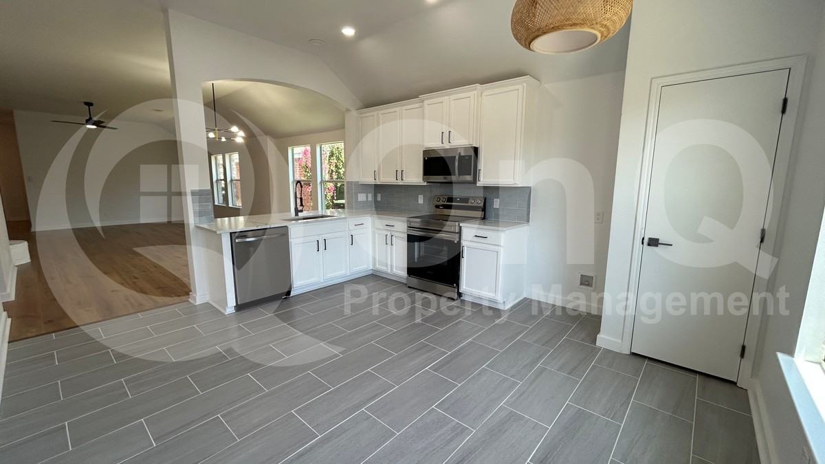 1028 Aviary Drive - Photo 4 of 31