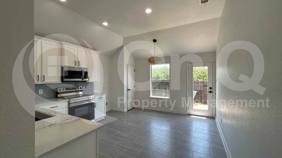 1028 Aviary Drive - Photo 5 of 31