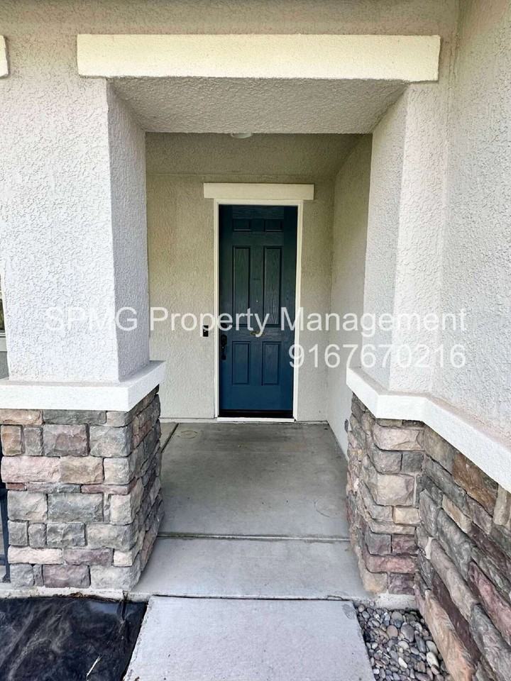 5755 Bridgecross Dr - Photo 2 of 37