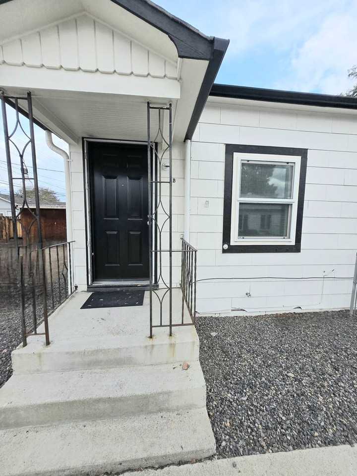 1720 H St - Photo 2 of 10