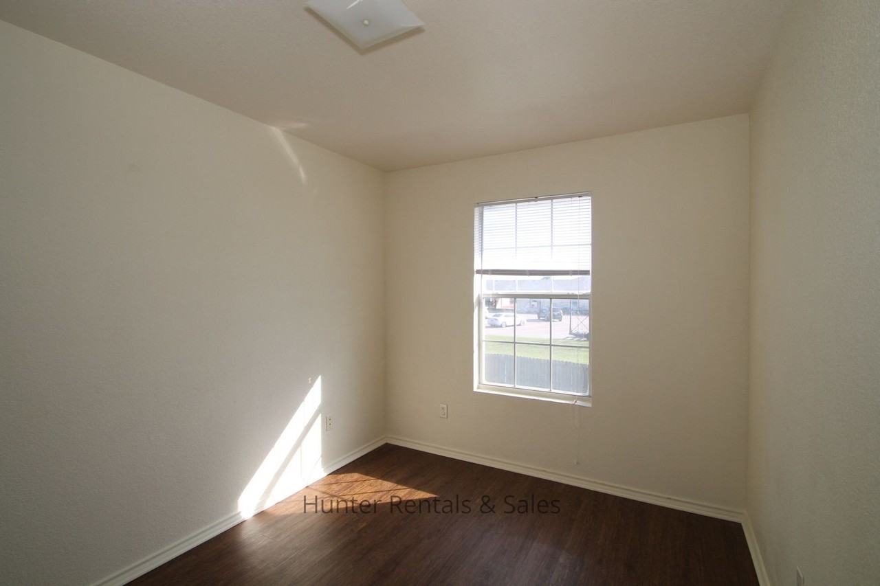 4000 Gus Dr Apt C - Photo 4 of 14