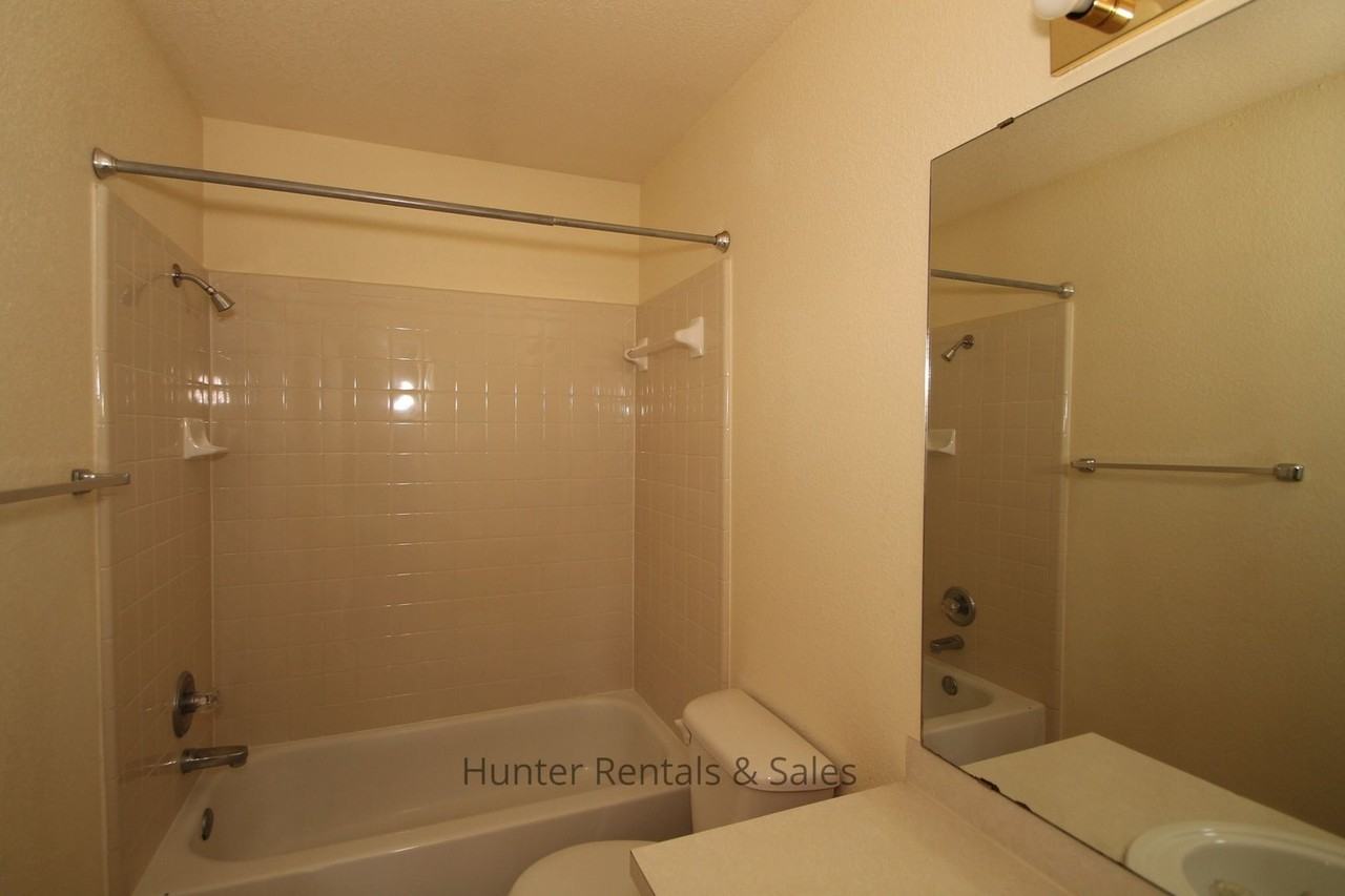 4000 Gus Dr Apt C - Photo 5 of 14