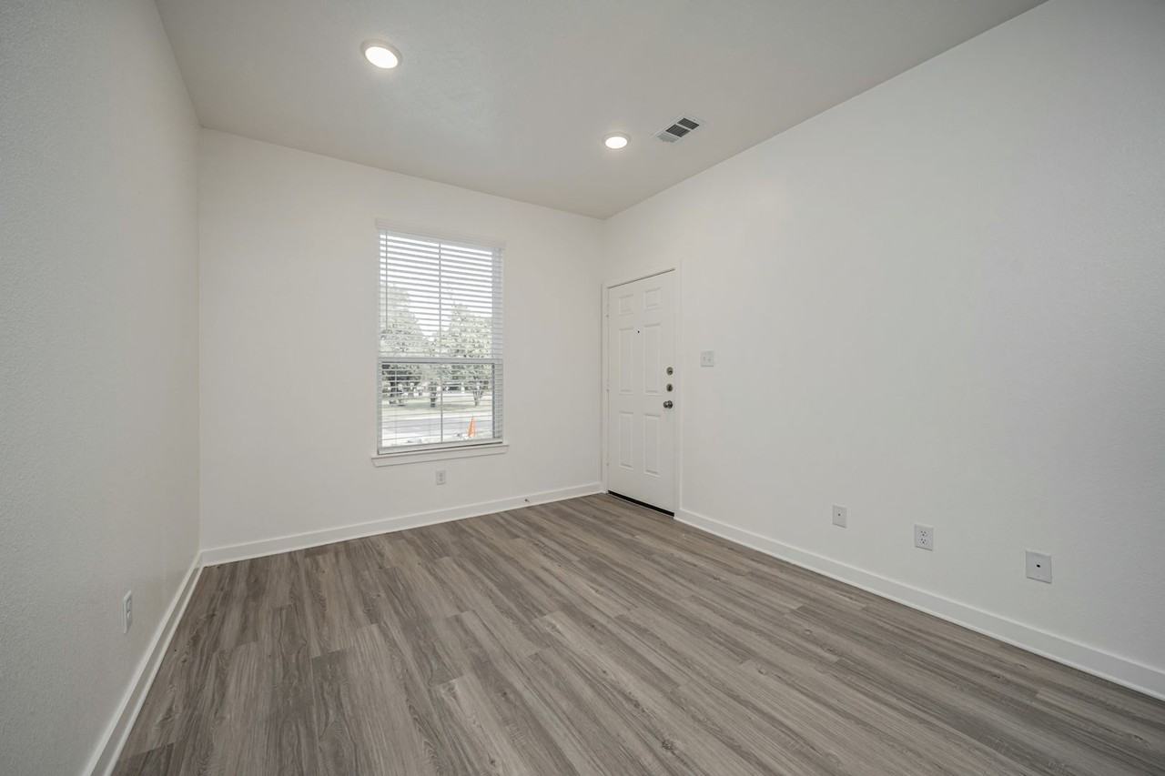 1608 W 5th St #1 - Photo 3 of 34