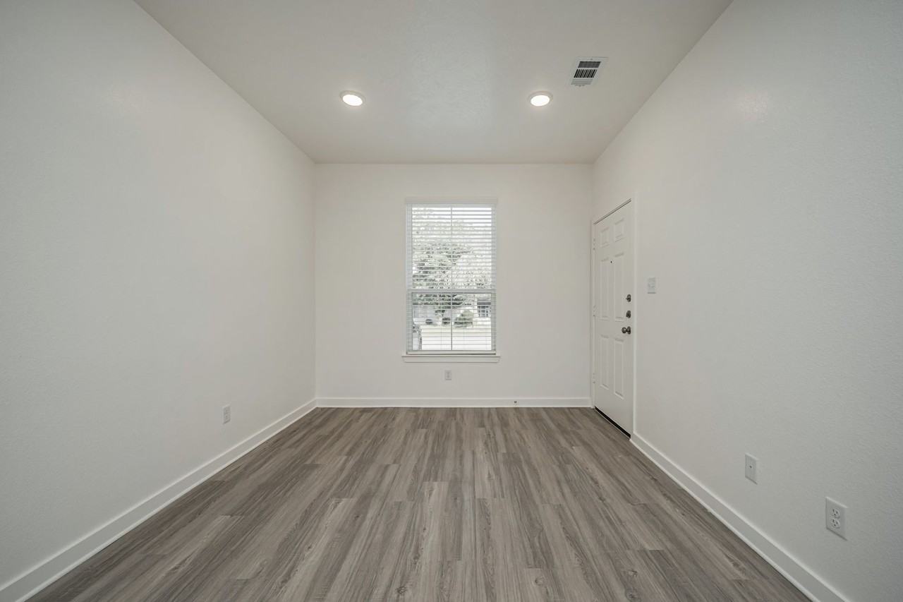 1608 W 5th St #1 - Photo 4 of 34