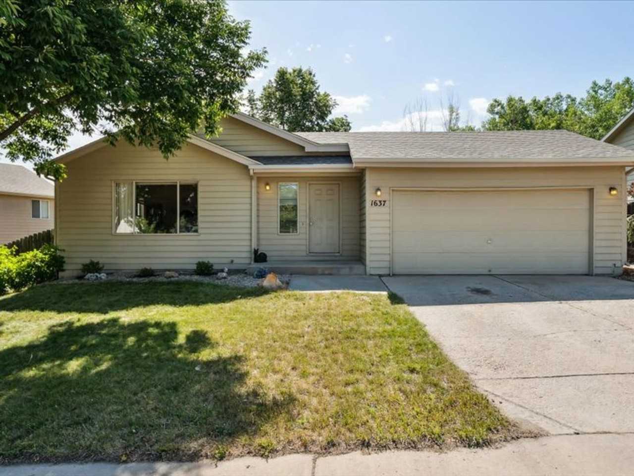 1637 Bayberry Cir - Photo 3 of 50