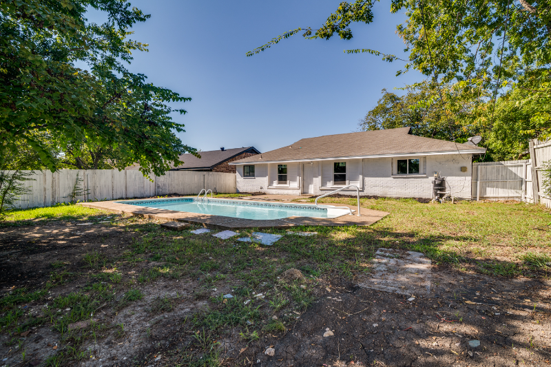 1622 Hillwood Dr - Photo 3 of 17