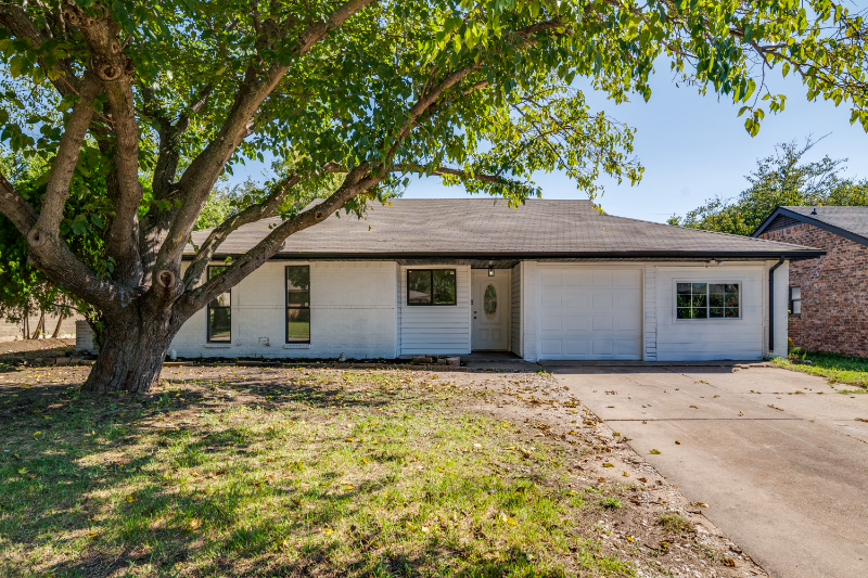 1622 Hillwood Dr - Photo 4 of 17