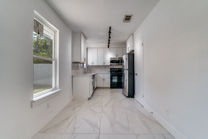 1622 Hillwood Dr - Photo 7 of 17