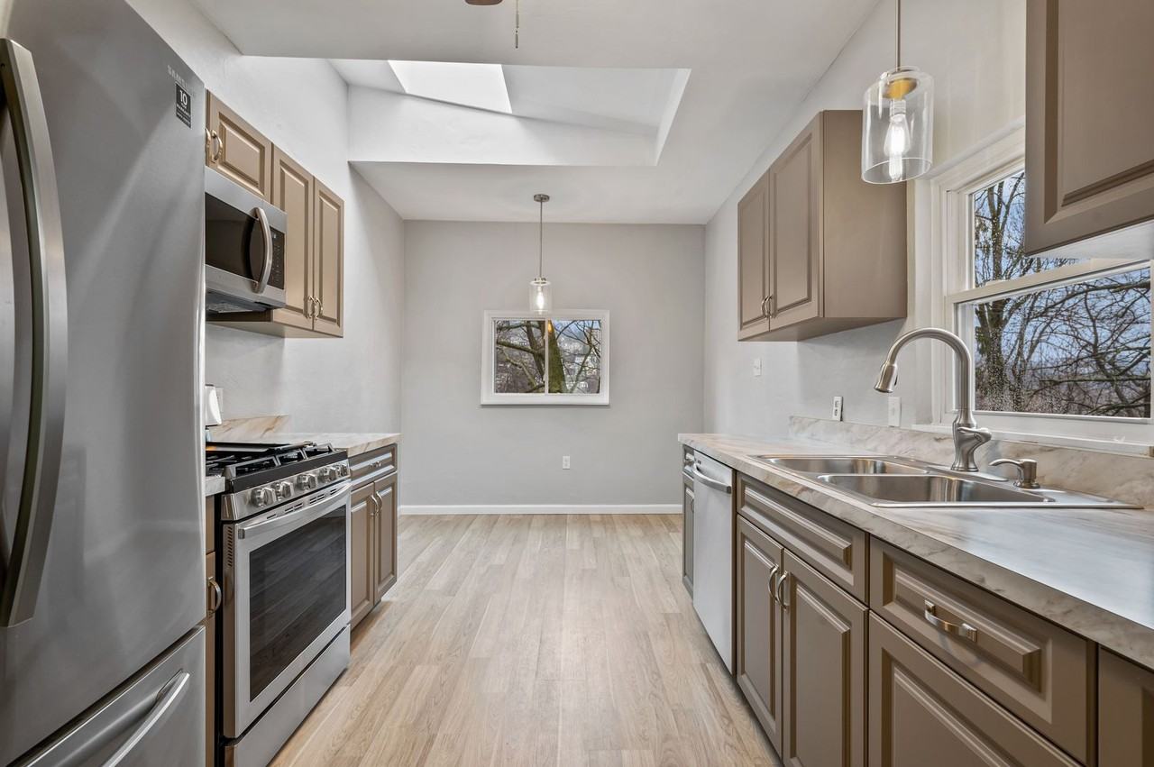 1130 Brabec St - Photo 2 of 20