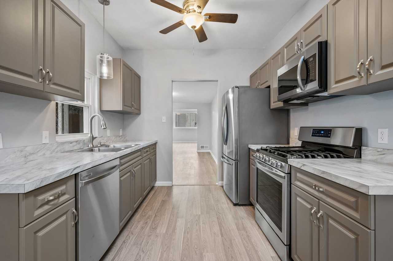 1130 Brabec St - Photo 4 of 20