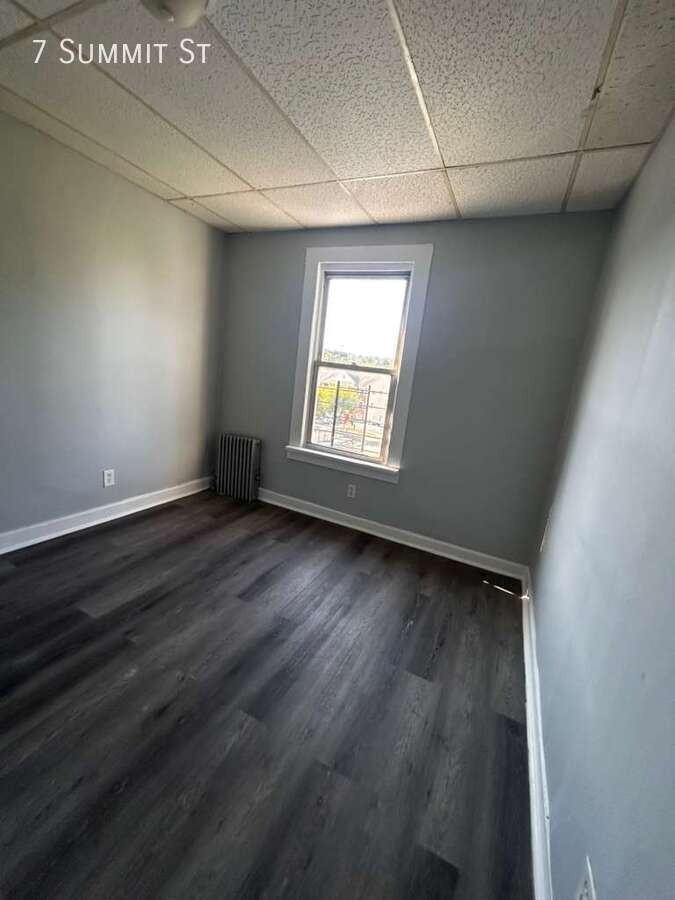 7 Summit St - Photo 2 of 9