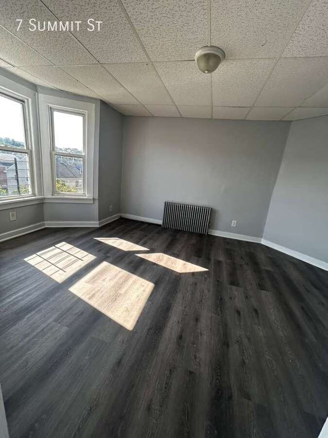 7 Summit St - Photo 3 of 9