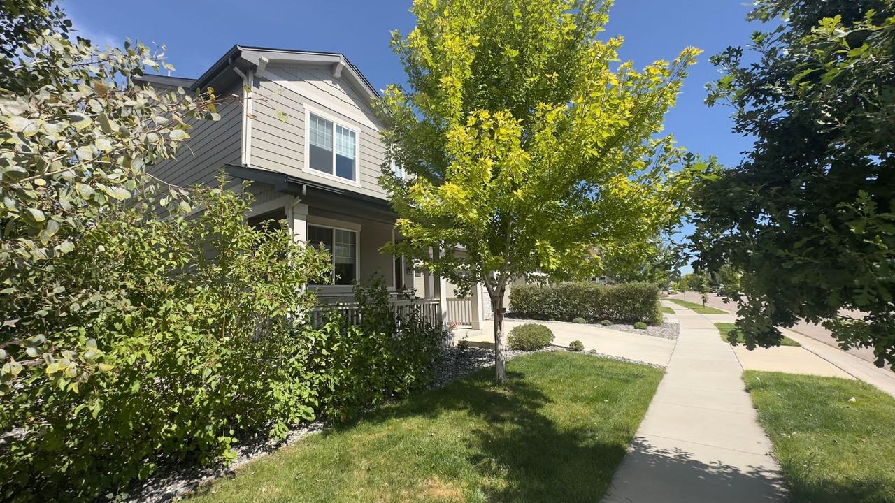 2424 Spruce Creek Dr - Photo 3 of 37