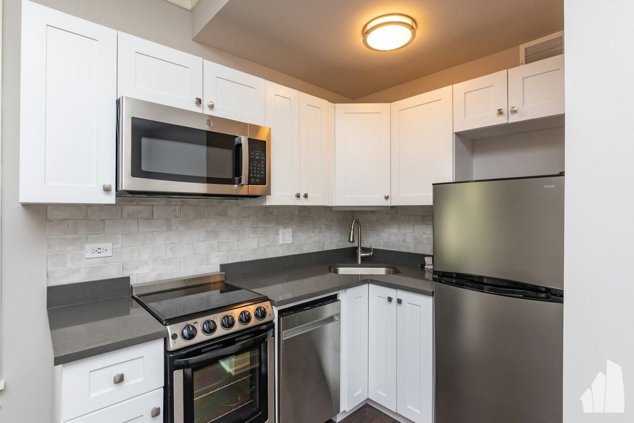 640 West Wrightwood Avenue, Unit 408 - Photo 2 of 10