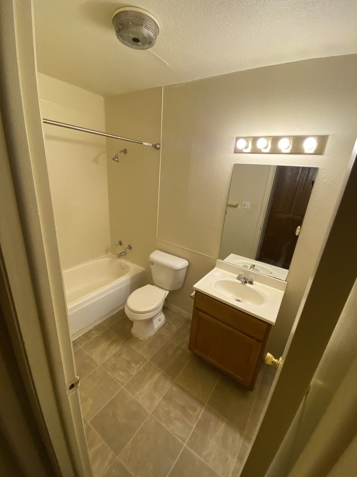 COLLEGE INN - Photo 3 of 17