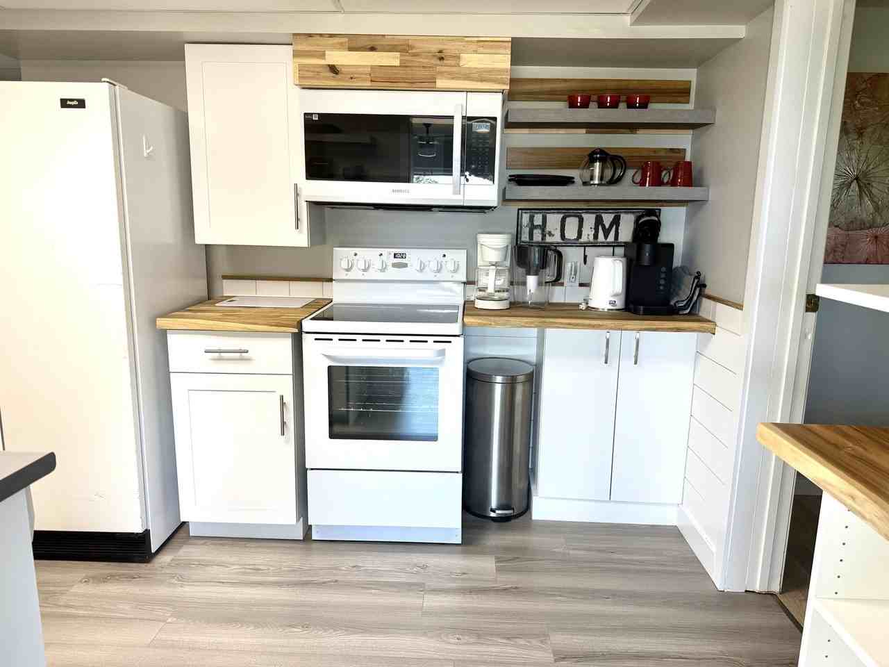 1546 Robinson Cres - Photo 2 of 17