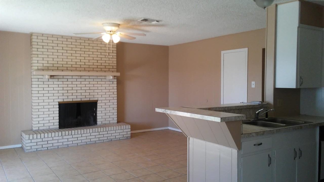 219 Elizabeth Dr - Photo 4 of 16