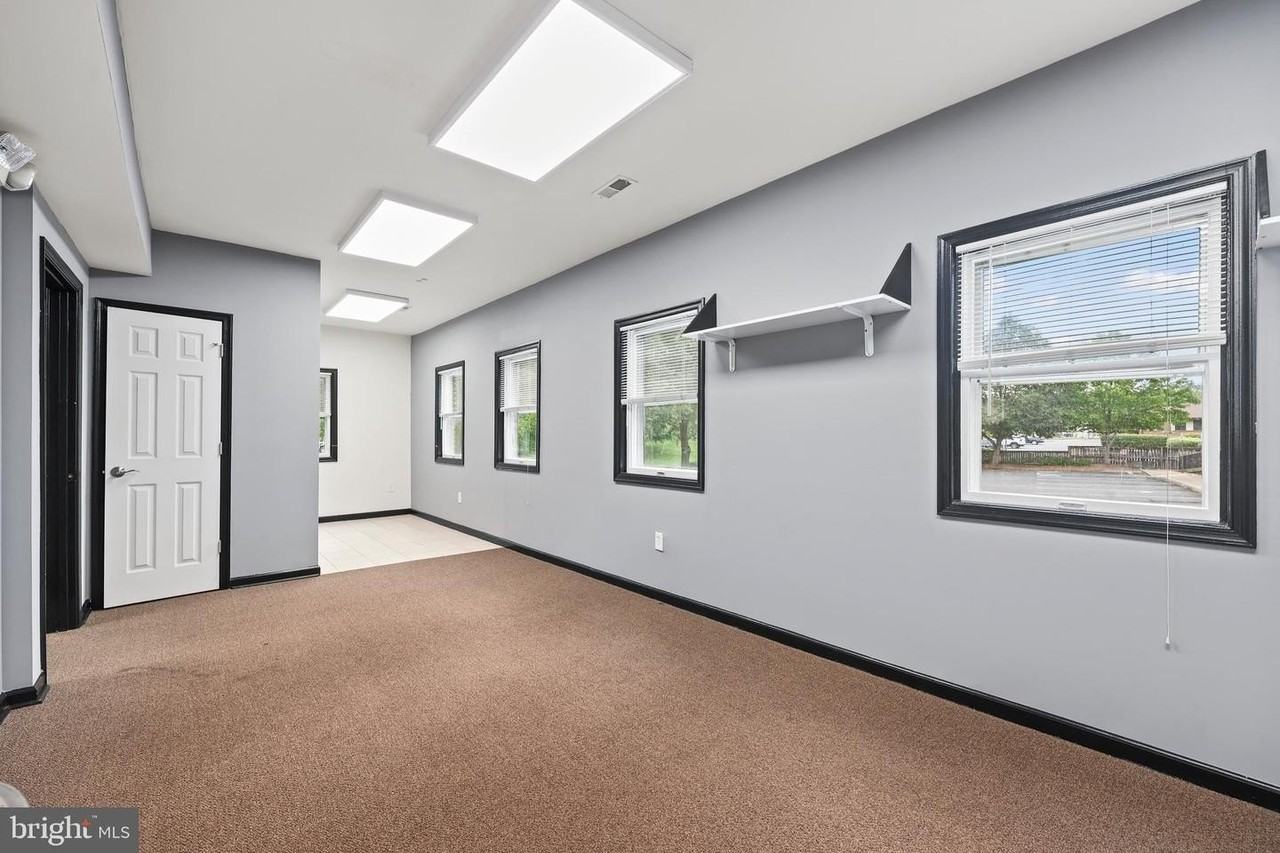 578 Waterloo Rd - Photo 4 of 29