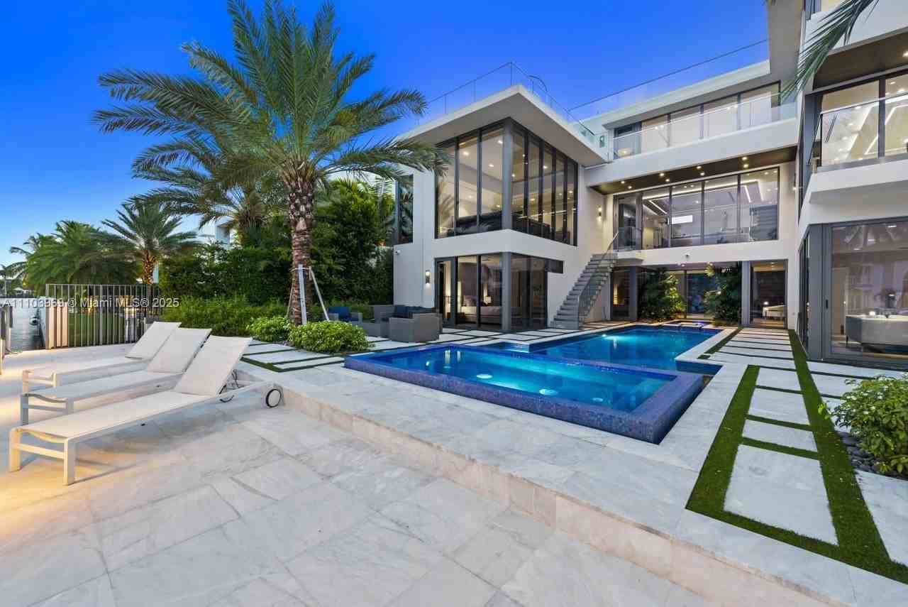 440 Mola Ave - Photo 4 of 50