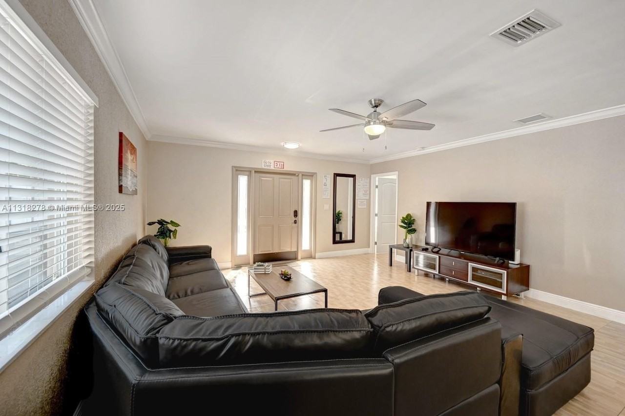 825 Harrison St - Photo 6 of 37