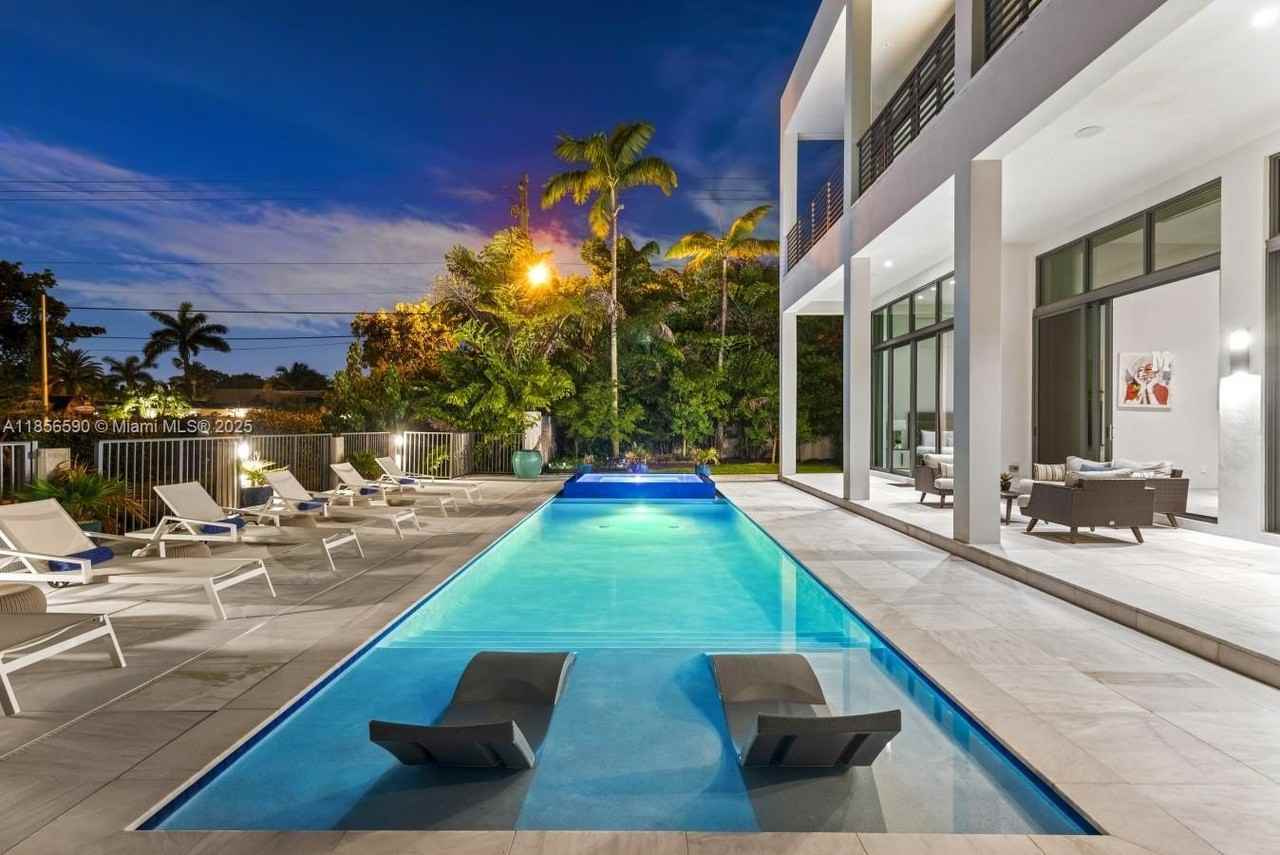 2700 Ne 18th St - Photo 2 of 50