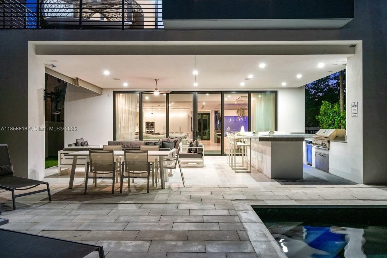 310 Se 11th Ave - Photo 3 of 50