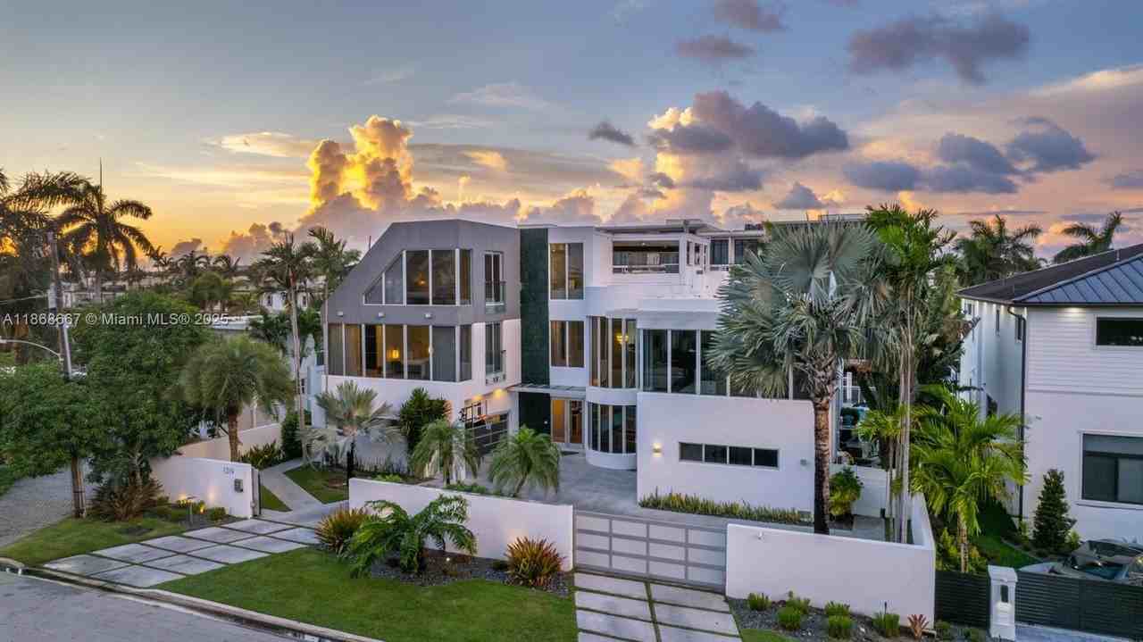 1319 Seminole Dr - Photo 4 of 50