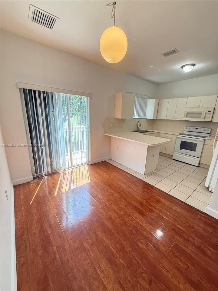 373 Ne 26th Pl #202 - Photo 3 of 16